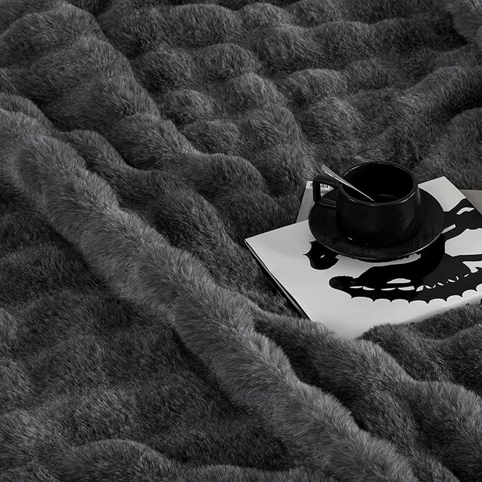 Amélie Home Faux Fur Throw Blanket for Couch, Fuzzy Cozy Soft Fluffy Fur Luxurious Soft Bubble Blanket for Sofa Bedroom Living Room, 50"x60" Inches, Ionic Wolf Gray